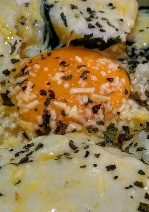 Una foto de Huevo en nido de papas a la crema de albahaca!