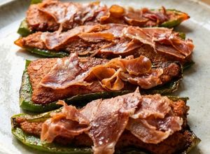 Una foto de Barcas de Pimiento Verde Rellenas de Pollo a la Pimienta con Jamón