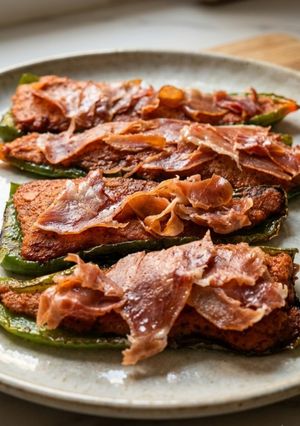 Una foto de Barcas de Pimiento Verde Rellenas de Pollo a la Pimienta con Jamón