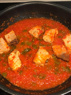Una foto de Atún con tomate