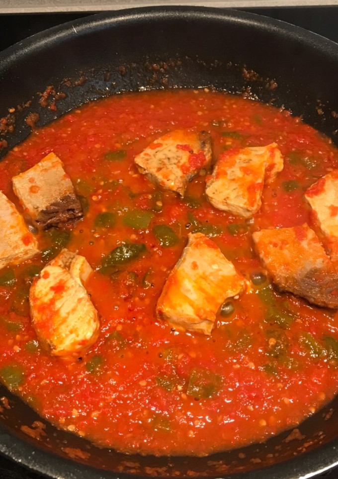 Una foto de Atún con tomate