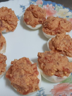 Una foto de Huevos rellenos de trucha ahumada