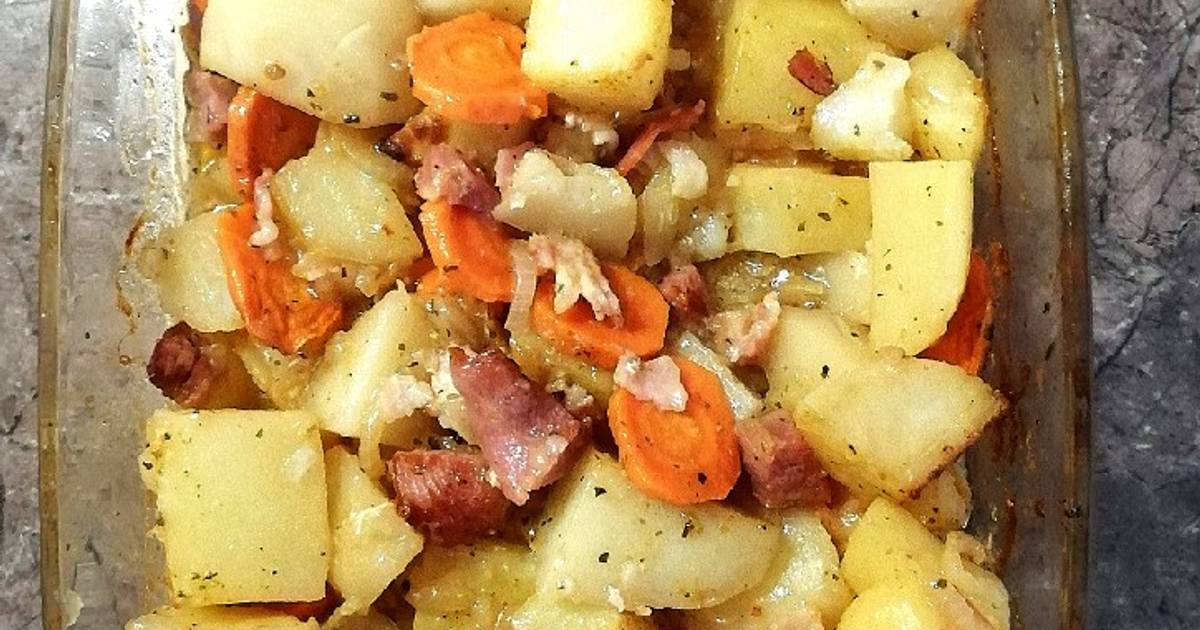 Запеченный молодой картофель с беконом и овощами