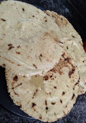 જુવાર ના રોટલા(jowar Rotla Recipe in Gujarati) રેસીપી મુખ્ય ફોટો