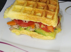 Una foto de Waffles de queso rallado y huevos