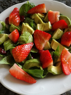 Una foto de Ensalada de espinacas con fresas