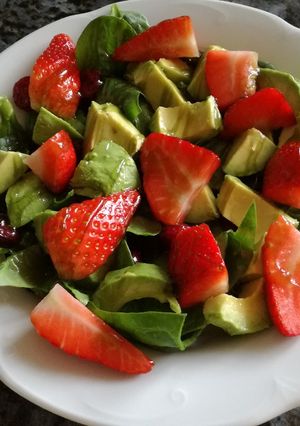Una foto de Ensalada de espinacas con fresas