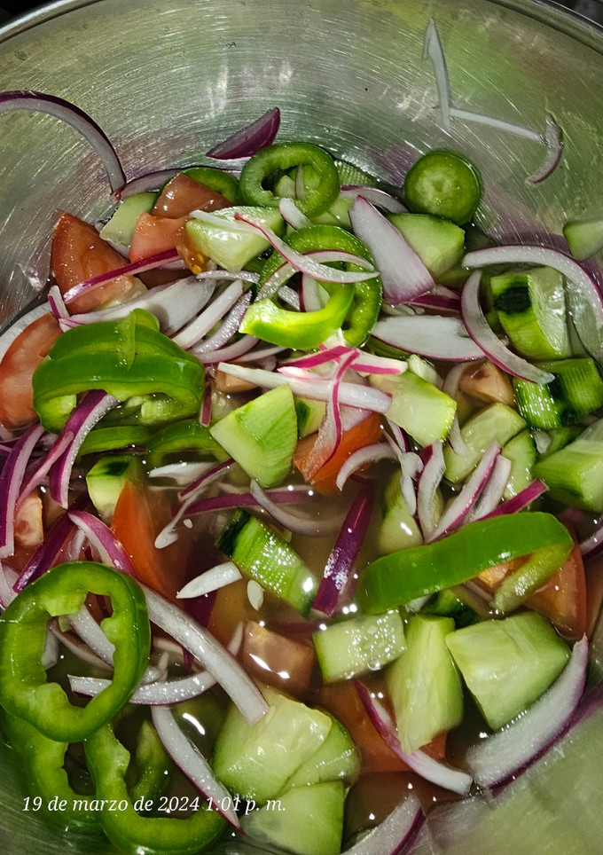 Una foto de Achad 🥗 🍅 Ensalada fresca para acompañar comidas picantes