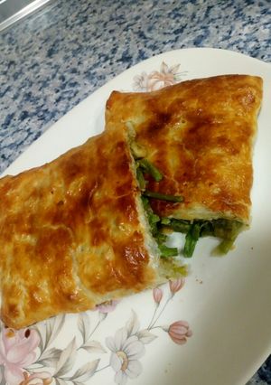 Foto principal de Rollo de hojaldre relleno de ajos tiernos, trigueros y gambas