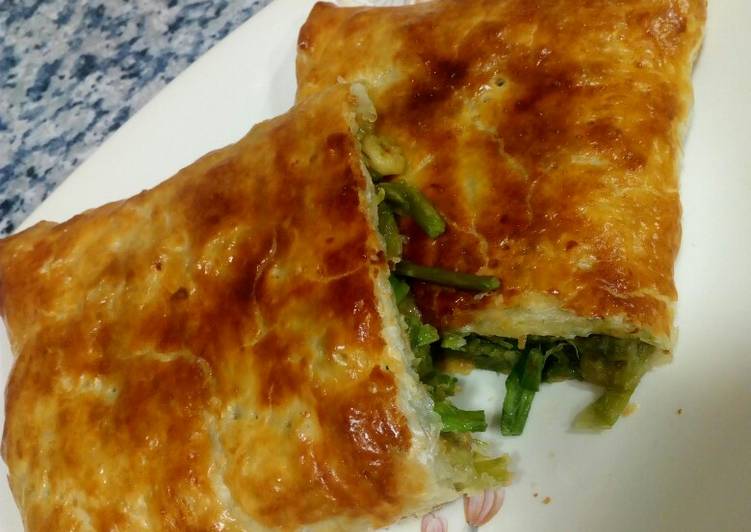 Rollo de hojaldre relleno de ajos tiernos, trigueros y gambas