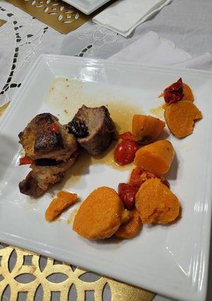 Una foto de Bondiola rellena y boniatos