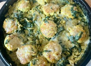 Une photo de Boulettes de poulet aux jeunes épinards frais et orzo 🐓