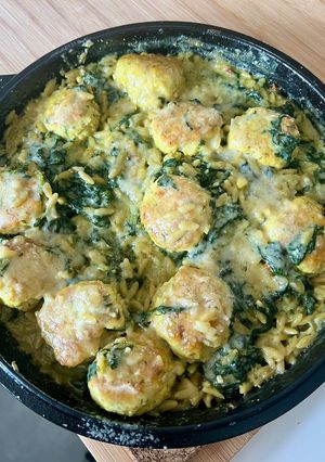 Une photo de Boulettes de poulet aux jeunes épinards frais et orzo 🐓