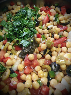 Una foto de Ensalada de garbanzos con Albahaca y Cilantro