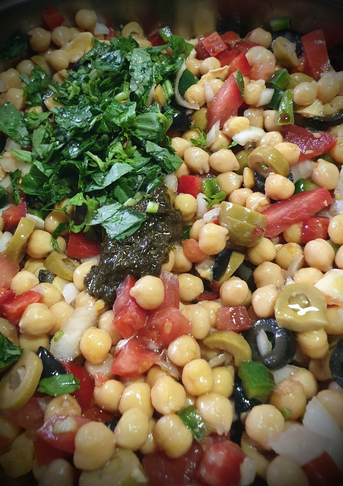 Una foto de Ensalada de garbanzos con Albahaca y Cilantro