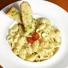 A picture of Creamy Shrimp pasta with garlic bread.