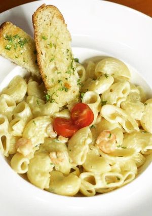 A picture of Creamy Shrimp pasta with garlic bread.