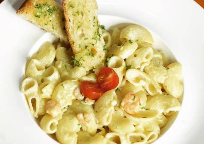 Creamy Shrimp pasta with garlic bread