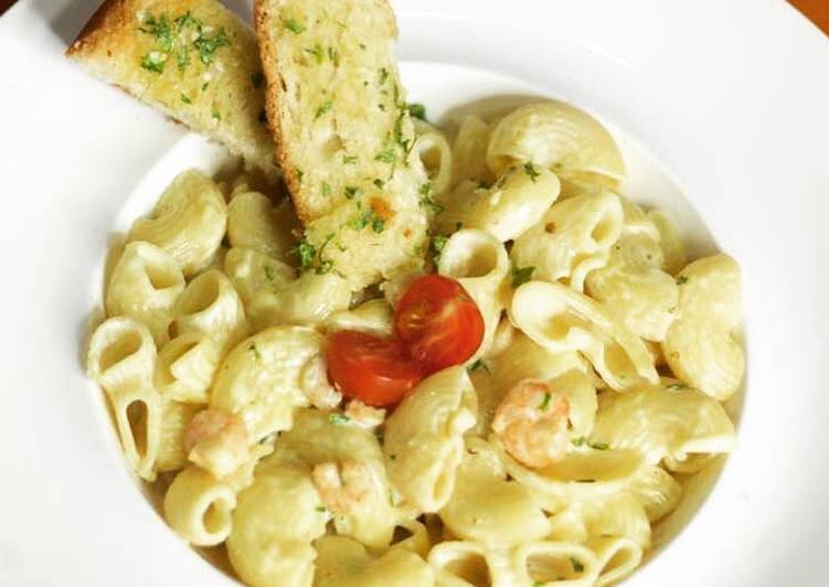 Easiest Way to Prepare Ultimate Creamy Shrimp pasta with garlic bread