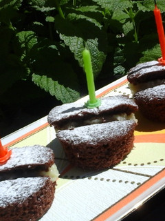 Csokis muffin fehércsokis kókuszkrémmel. Gluténmentesen recept fotója