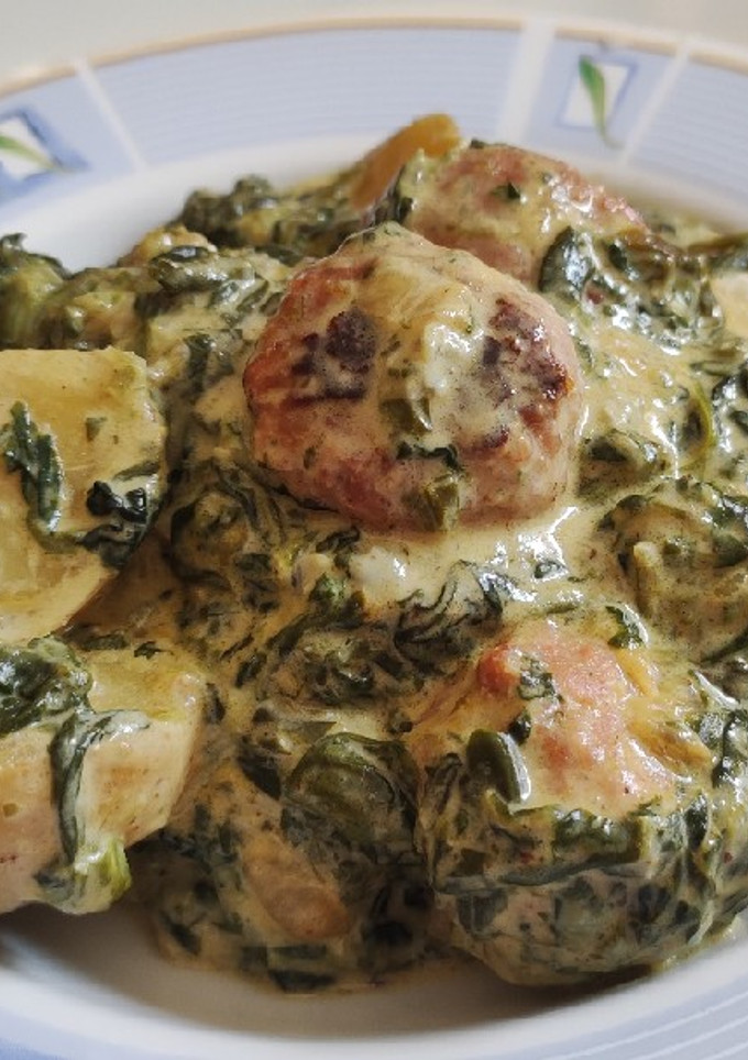 Una foto de Albóndigas con salsa de Gorgonzola, Espinacas y Patatas🧀
