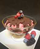 El helado de moda: sabor frutos rojos y chocolate negro