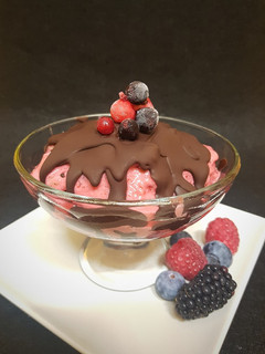 Una foto de El helado de moda: sabor frutos rojos y chocolate negro