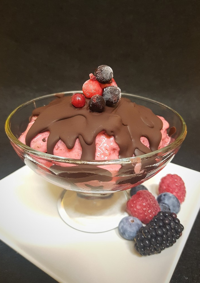 Una foto de El helado de moda: sabor frutos rojos y chocolate negro