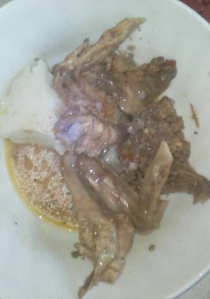 A picture of Wet fried chicken and some ugali.