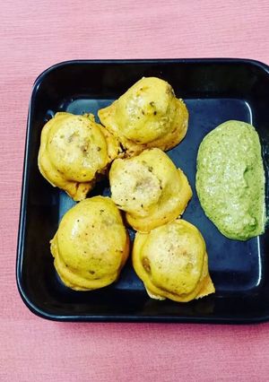 A picture of Steam batata vada.