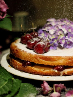 Una foto de Bizcocho Victoria con Yogur, Cerezas y Azúcar Glass