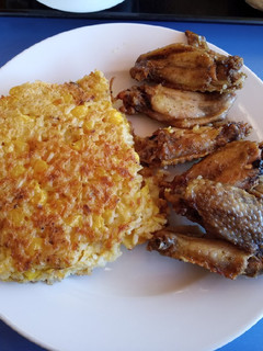 Una foto de Tortilla de arroz con alitas asadas