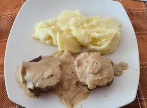 Una foto de Filete en salsa de estragón con champiñones