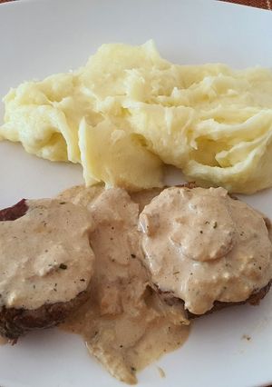 Una foto de Filete en salsa de estragón con champiñones