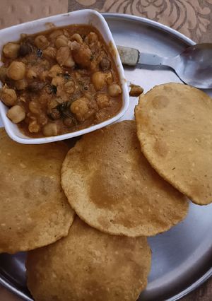 A picture of Chole puri.