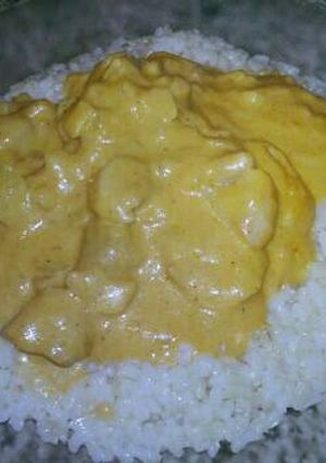 Una foto de Pollo al curry con arroz integral 🍛♥