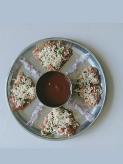 રોટી પીઝા (Roti Pizza Recipe In Gujarati) રેસીપી મુખ્ય ફોટો