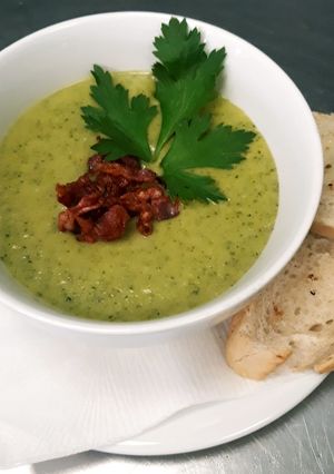 Bazsalikomos brokkolikrémleves recept fotója