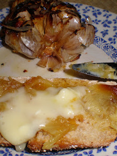 Una foto de Ajo asado y queso camembert al horno