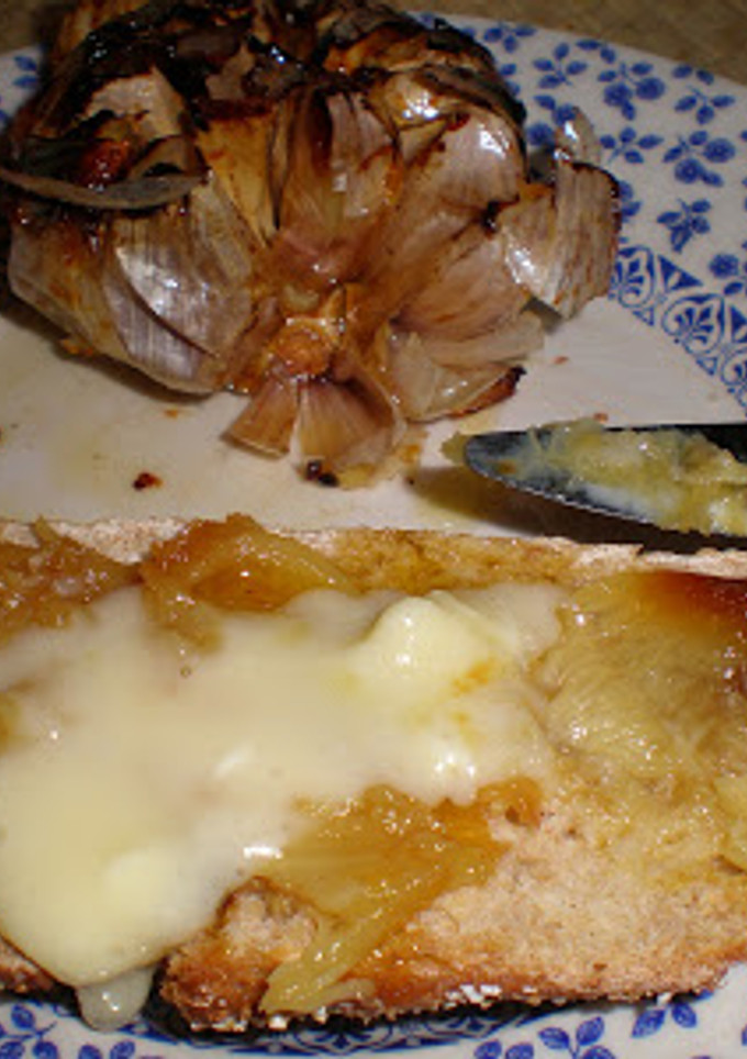 Una foto de Ajo asado y queso camembert al horno