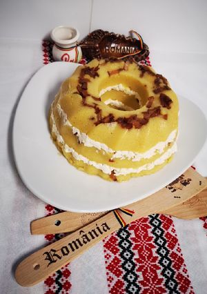 O poză a rețetei Mămăligă cu brânză și slănină prăjită.