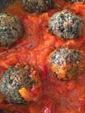 Polpette di fagioli e veg-roast-beef in salsa piccante
