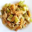 Ensalada de pasta agridulce con queso de cabra