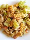 Ensalada de pasta agridulce con queso de cabra