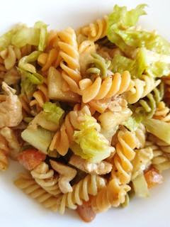 Una foto de Ensalada de pasta agridulce con queso de cabra
