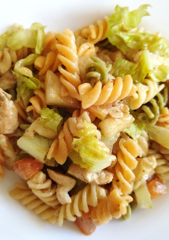 Una foto de Ensalada de pasta agridulce con queso de cabra