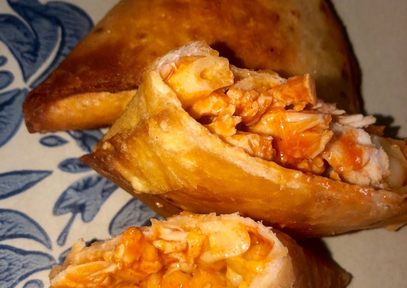 Buffalo chicken Mac'n cheese samosas