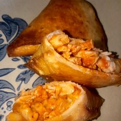 A picture of Buffalo chicken Mac'n cheese samosas.