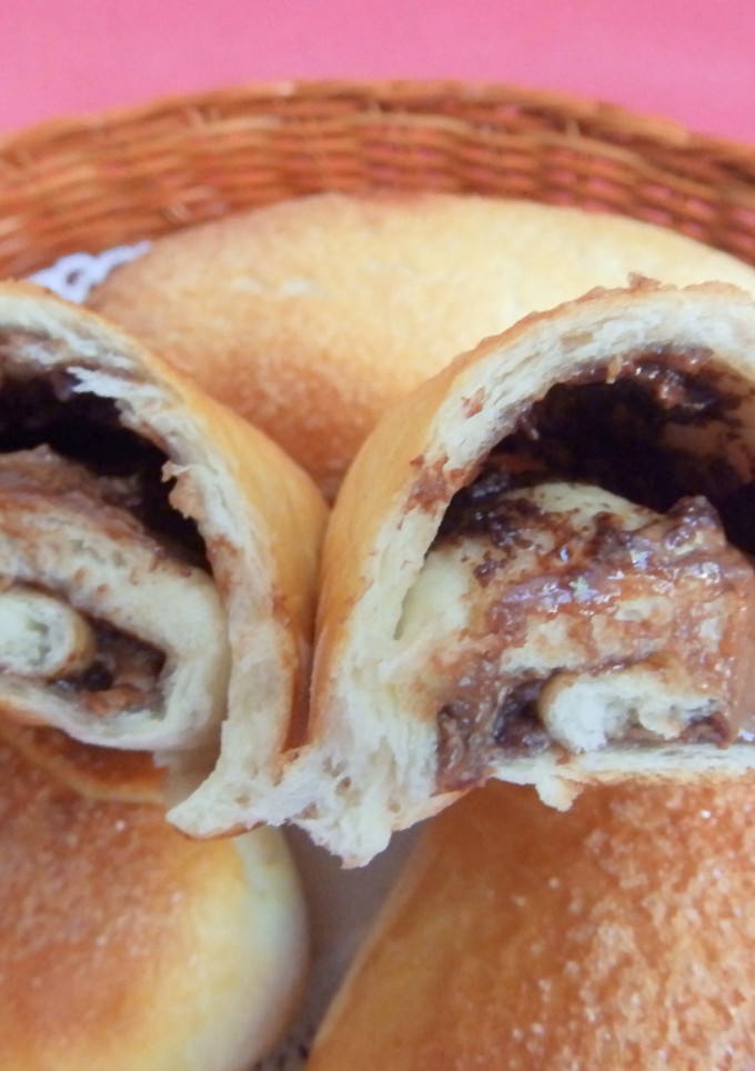 Una foto de Panecillos de leche rellenos de crema de chocolate