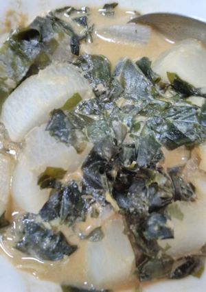 A picture of Seaweed and Daikon with Sesame Sauce.